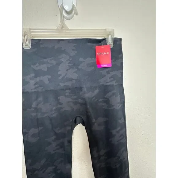 SPANX Woman's  Size 1X Black Camo Smeamless Look At Me Now Leggings - Picture 3 of 9